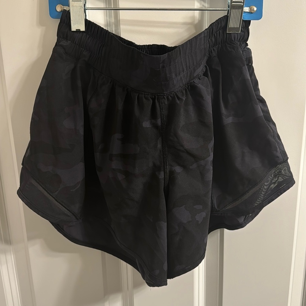 Lululemon camouflage Hottie hot short size 6. 2.5”